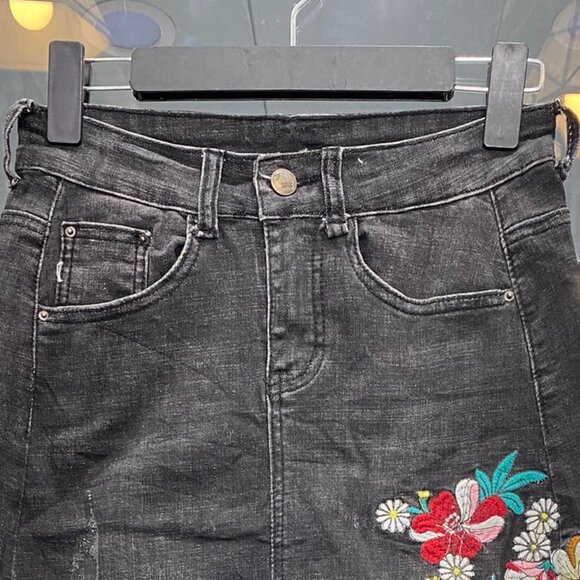 Black Floral Embroidered High-Waist Denim Skirt - Picture 4 of 4